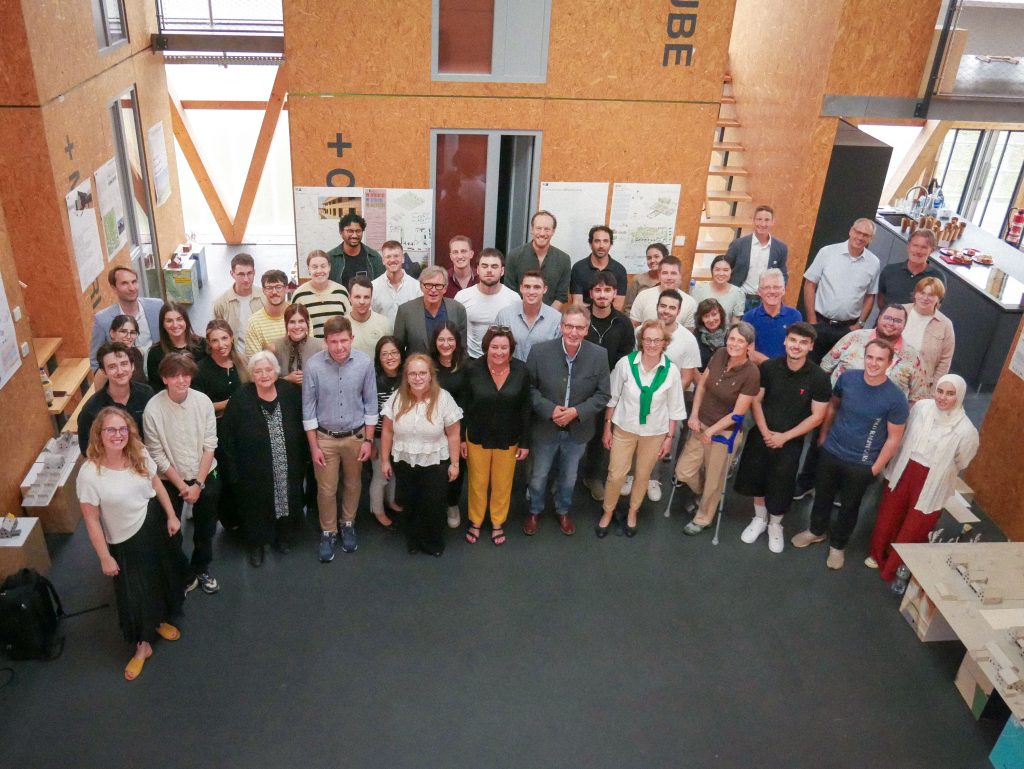 Gruppenfoto RE-Set 2025 Gruppenaufnahme von Studierenden, Gästen und Mitarbeitenden im Innenraum des CUBITY Atelierhauses in Merzenich, fotografiert von oben.