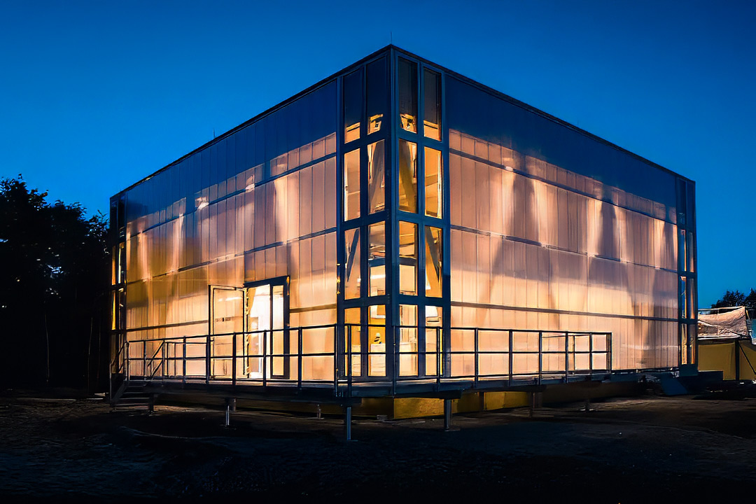 Cubity Atelierhaus bei Nacht